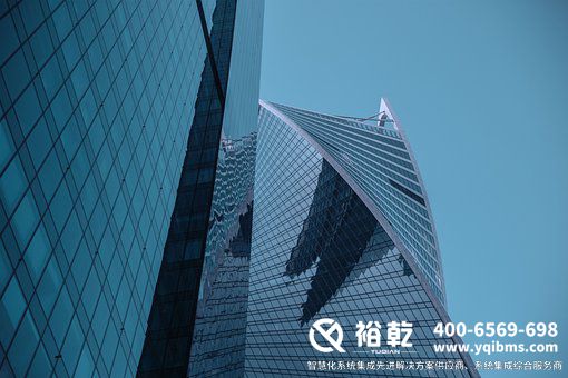 莫斯科市_ 俄羅斯_ 商業(yè)_ 多層建筑_ 深藍色的天空_ 窗口_ 藍天_ 天空.jpg